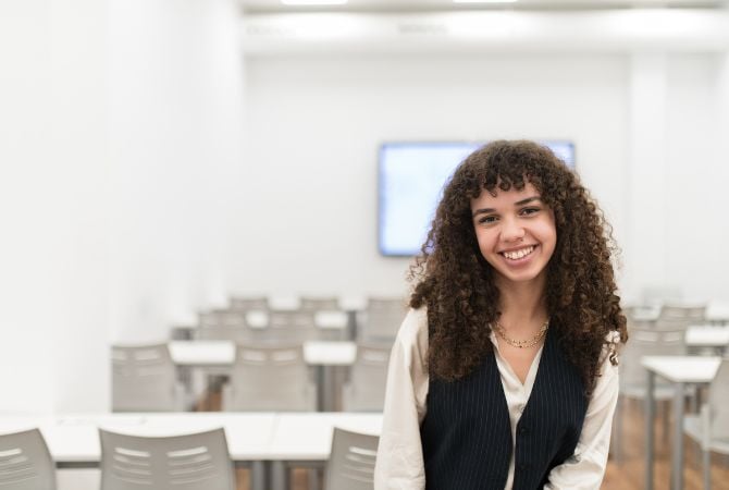 Una joven en una clase vacia