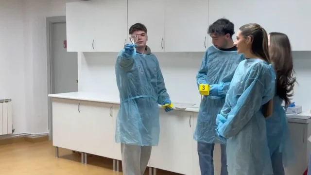 En eserp, tu primer día como criminólogo empieza con una escena del crimen 💥

Durante el Experience Day en Madrid, los futuros alumnos de Criminología tuvieron que analizar la habitación donde Nala Richita fue vista por última vez tras el evento de Velmont & Co.

La versión oficial habla de un secuestro a las 4:00 h de la mañana.
Pero la escena parece demasiado perfecta.
Evidencias colocadas a propósito.
Detalles que no encajan.

Los participantes observaron, deduciron y cuestionaron cada pista para descubrir qué hay detrás de la desaparición de Nala. No se trata solo de resolver un caso, se trata de empezar a pensar como un criminólogo. 🔍

📌 Apúntate a los próximos experience day en Madrid y Barcelona en el link de la BIO.

#eserp #businessschool #nalarichita #influencerdesaparecida