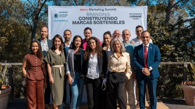 El pasado 14 de mayo celebramos en Mallorca el Eserp Marketing Summit: Branding Sostenible, un encuentro dedicado a analizar cómo las marcas pueden integrar la sostenibilidad no solo en su discurso, sino también en su estrategia, su gestión y su forma de generar valor. 💡

La jornada, celebrada en Fundació Sa Nostra en Can Tàpera, reunió a estudiantes, docentes, profesionales y empresas en torno a una idea clave: la sostenibilidad ya no es solo un territorio de comunicación, sino una ventaja competitiva cuando se trabaja con coherencia, propósito e impacto real.

El evento contó con la apertura institucional de José Alejandro Rodríguez, Director de Eserp Mallorca seguida de la ponencia de Rodrigo Fitaroni de Almeida, Director General de MarSenses Hotels & Homes donde se puso el foco en la importancia de construir marcas coherentes desde dentro.

También se presentaron los resultados de la encuesta “GenZ: El Futuro Sostenible del Branding” impulsada por Amanda Albo, coordinadora de marketing de Eserp Business School con insights sobre cómo los alumnos entienden la sostenibilidad.

Finalmente, tuvo lugar la mesa redonda “Construyendo marcas sostenibles en acción: del propósito a la diferenciación”, en la que Laura Garrido Mayol, Socia Fundadora y Directora de ético; María Tibaide Rondón, Manager de Sostenibilidad y Regeneración en Marugal; Ali Valhaus, Managing Director y Experto en Value-Based Management en Fundación Cleanwave; y Mirtha Erhart-Zimmerli, Miembro de la Junta Directiva y Cónsul Honoraria de Suiza en Mallorca para Universal Beach Hotels, compartieron su experiencia y visión sobre sostenibilidad, regeneración, gestión de valor y marca. 💬

Especial agradecimiento a Pilar Domínguez, Founder & Head of Strategy de Mandarina Brand Society, por moderar una conversación tan necesaria como inspiradora.

¡Gracias a todas las personas que nos acompañaron en esta nueva edición del Eserp Marketing Summit! 👏🏼

#eserp #summit #marketingsummit #branding #sostenibilidad
