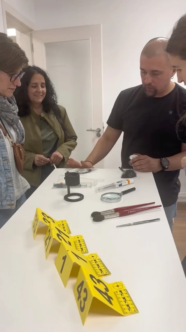 En esta edición del Experience Day en eserp, los asistentes se adentraron en el caso de la desaparición de Nala Richita de la mano del profesor Enric Ortega, especialista en Genética Forense.🕵

Durante la sesión, vivieron una investigación práctica e inmersiva en la que analizaron evidencias físicas, rastros digitales y una escena del crimen recreada al detalle para descubrir cómo la criminología científica ayuda a construir un caso sólido y desmontar versiones aparentemente creíbles.

Una experiencia para acercarse al trabajo forense desde dentro y vivir el análisis criminal en primera persona. 🔍

#eserp #businessschool #influencerdesaparecida #nalarichita