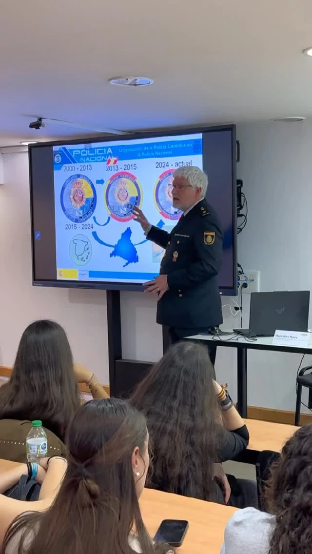 Nuestros alumnos del Grado en Criminología pudieron disfrutar de la ponencia “La ciencia en primera línea: de la Comisaría General a la gestión local de la Policía Científica”, impartida por Mario Rica Matea, Inspector Jefe de Policía Nacional y Jefe de la Brigada Local de Policía Científica de la Comisaría de Alcalá de Henares. 👮‍♂️

Durante la sesión, el alumnado conoció de cerca las técnicas criminalísticas actuales que emplea la Policía Científica para resolver delitos y afrontar los retos de la investigación forense. 🧬

Una ponencia que acercó la realidad profesional al aula y mostró posibles caminos para quienes quieran orientar su futuro hacia este ámbito. 

¡Gracias a Mario por compartir su experiencia con nosotros! 👏

#eserp #businessschool #criminologia #policiacientifica #grado