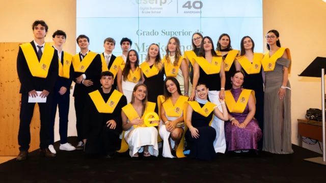 ¡Celebramos la graduación del curso 2025–2026 en eserp Palma! 🎓

Una jornada muy especial en Casa Esment, en la que celebramos el esfuerzo, la dedicación y todo lo vivido por nuestros estudiantes de Grado Superior y Máster.

Durante el acto, los discursos de los alumnos pusieron voz a esta etapa: aprendizajes, retos, compañeros, profesores y momentos que ya forman parte de su historia.

Además, en el marco del 40 aniversario de eserp, también reconocimos la trayectoria de referentes del ámbito empresarial, hotelero, deportivo y académico, con la entrega de premios a:

🏅 Begudes Puig, Premio al Mérito Empresarial
🏅 Toni Mir, Premio Alumni Destacado por Trayectoria Profesional
🏅 Joan Munar, Premio a la Excelencia Deportiva
🏅 Premios Profesor Dr. José Luis Barquero Garcés, en reconocimiento a los mejores proyectos, expedientes y trayectorias de nuestra comunidad educativa

Gracias a todos los que formasteis parte de este momento tan especial: estudiantes, familias, docentes, equipo académico, autoridades y galardonados.

Porque una graduación no solo cierra una etapa: también marca el inicio de todo lo que está por venir. 🚀

#eserp #businessschool #graduacion #graduationday