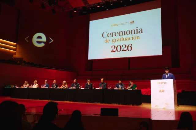 🎓El pasado 9 de julio, celebramos la Graduación de la promoción 2025–2026 en L’Auditori de Barcelona, un acto en el que despedimos una etapa llena de aprendizaje, esfuerzo y crecimiento, para dar la bienvenida a todo lo que está por venir.

Durante la ceremonia vivimos algunos de los momentos más emotivos del curso: discursos de nuestros estudiantes, las actuaciones del coro, la entrega de becas y reconocimientos a la excelencia académica.

Además recibimos las inspiradoras palabras de la Dra. Maria Àngels Pinyana, Vicerrectora de Ordenación Académica de la UVic-UCC, y de Alexandre Puerto, Managing Director del Barcelona Supercomputing Center, padrino de esta promoción.

Gracias a todas las familias, profesorado, autoridades y equipo de ESERP por acompañarnos en una noche tan especial.

Porque graduarse no es solo alcanzar una meta, sino dar el primer paso hacia nuevos retos y oportunidades.

¡Enhorabuena, promoción 2025–2026! El futuro empieza ahora. 🚀

#ESERP #BusinessSchool #Graduación #Barcelona #FutureLeaders Graduation2026