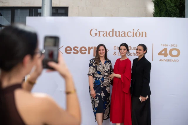 🎓 No ha pasado ni un mes y todavía seguimos reviviendo cada abrazo, cada sonrisa y cada mirada de orgullo.

Las graduaciones ESERP 2026 nos dejaron momentos que quedarán para siempre: el final de una etapa llena de esfuerzo, aprendizajes y experiencias compartidas, y el comienzo de un nuevo camino repleto de oportunidades.

Gracias a estudiantes, familias, docentes y a todas las personas que hicieron posible una celebración tan especial.

Hoy volvemos a mirar atrás con emoción, pero también hacia el futuro con ilusión.

Porque esto no termina aquí. Lo mejor está por venir.❤️

#GraduacionesESERP2026 #ESERP #OrgulloESERP #Promoción2026 #ESERPAlumni #LoMejorEstáPorVenir
